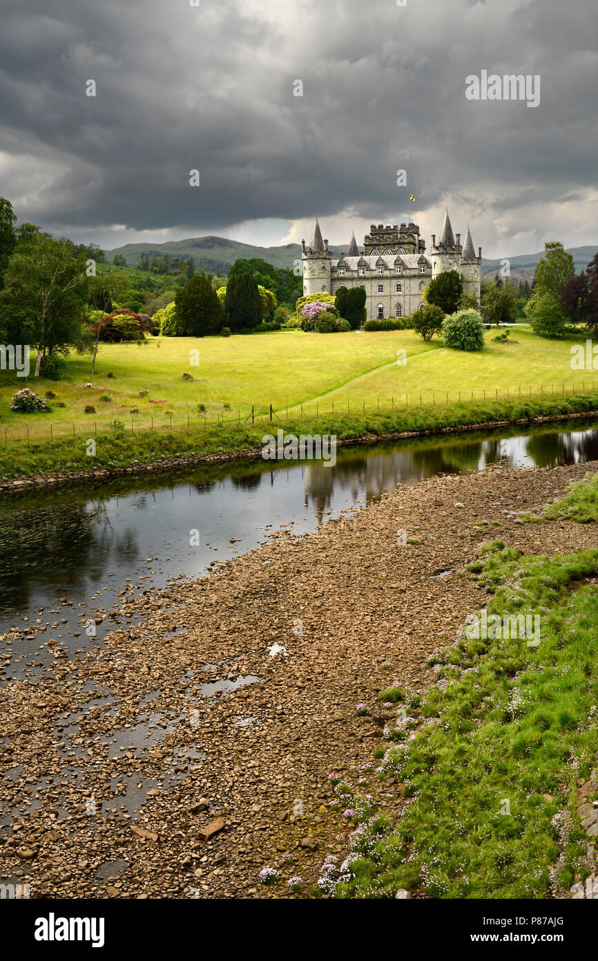 Inveraray Castle in Sonne in den Fluss Aray am Loch Fyne mit dunklen Wolken und Sonnenschein in den schottischen Highlands Schottland Großbritannien wider Stockfoto