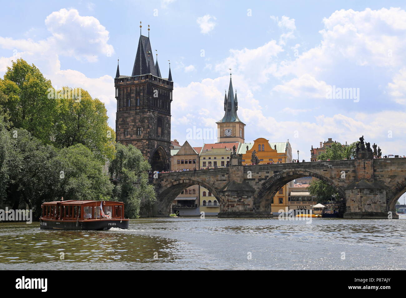 Karlsbrücke und Altstädter Brückenturm, Prag, Tschechien (Tschechische Republik), Europa Stockfoto