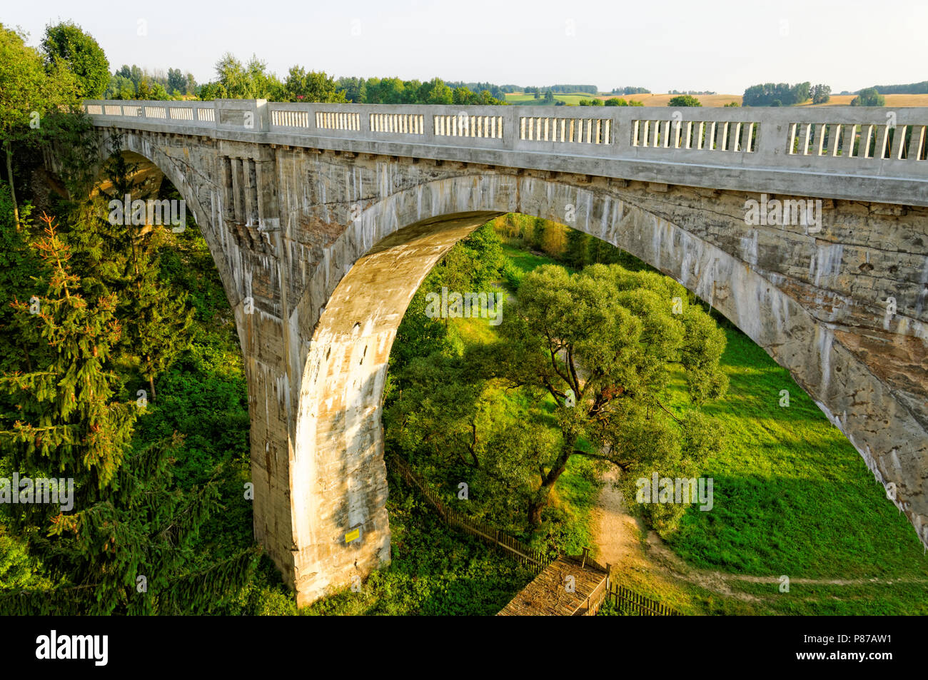 Alte Bahn Viadukte in Stańczyki Stockfoto