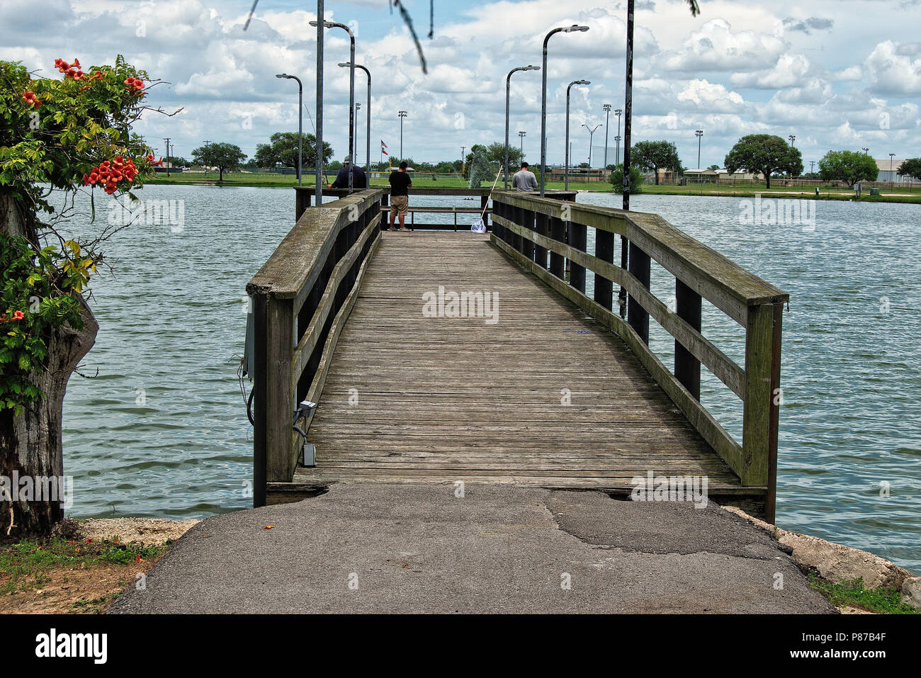 Boardwalk für die Fischerei in der City Park See Stockfoto