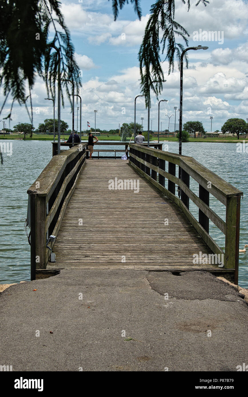 Boardwalk für die Fischerei in der City Park See Stockfoto