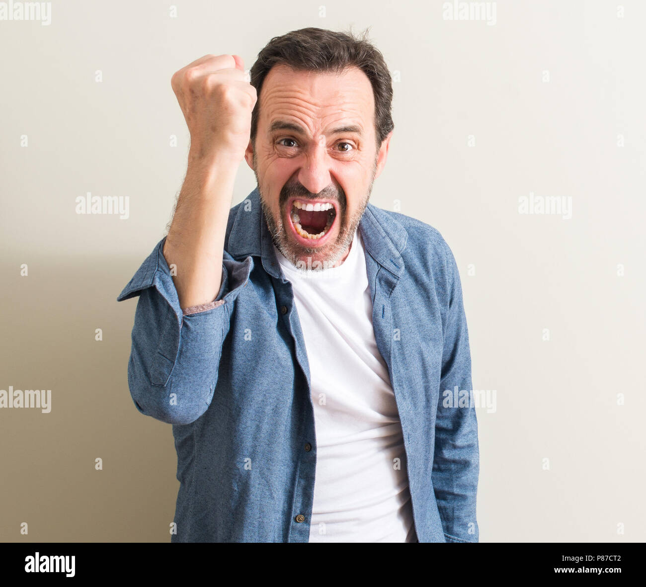Älterer Mann genervt und frustriert schrie mit Zorn, verrückt und schreien mit erhobener Hand, Wut Konzept Stockfoto