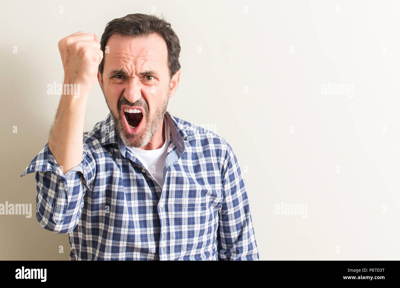 Älterer Mann genervt und frustriert schrie mit Zorn, verrückt und schreien mit erhobener Hand, Wut Konzept Stockfoto