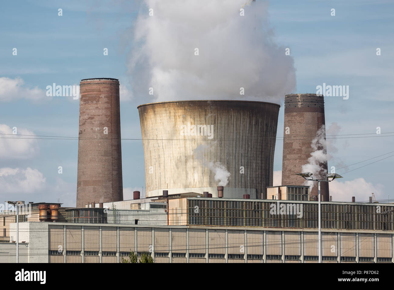 Kühlturm und Schornstein Kohlekraftwerk in Deutschland Stockfoto