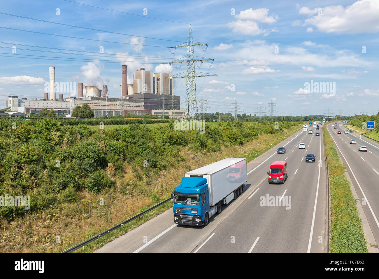 Kohlekraftwerk in der Nähe der Autobahn in Deutschland Stockfoto