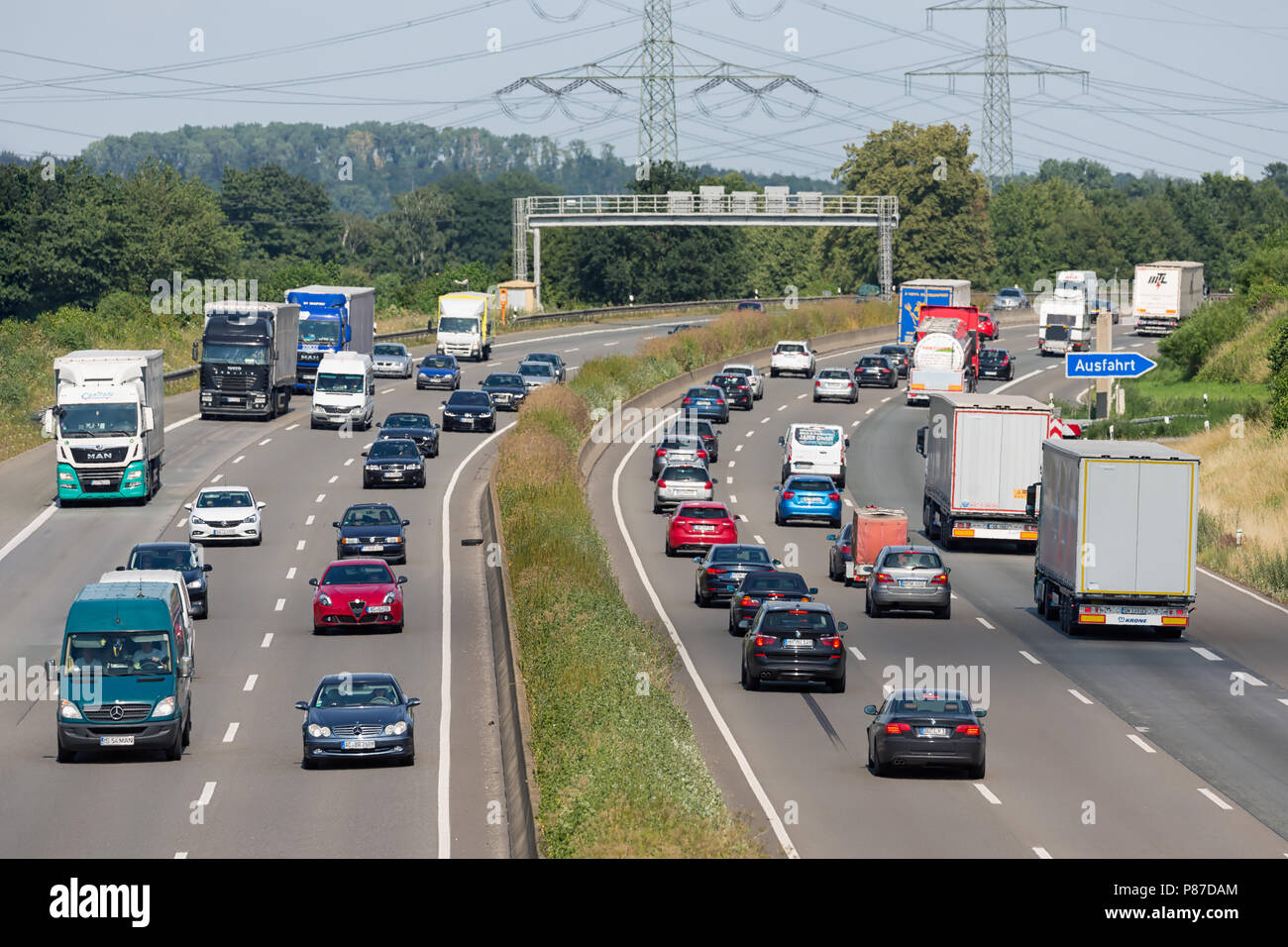 Deutsche Autobahn mit Pkw und trucs in der Nähe der Stadt Eschweiler Stockfoto