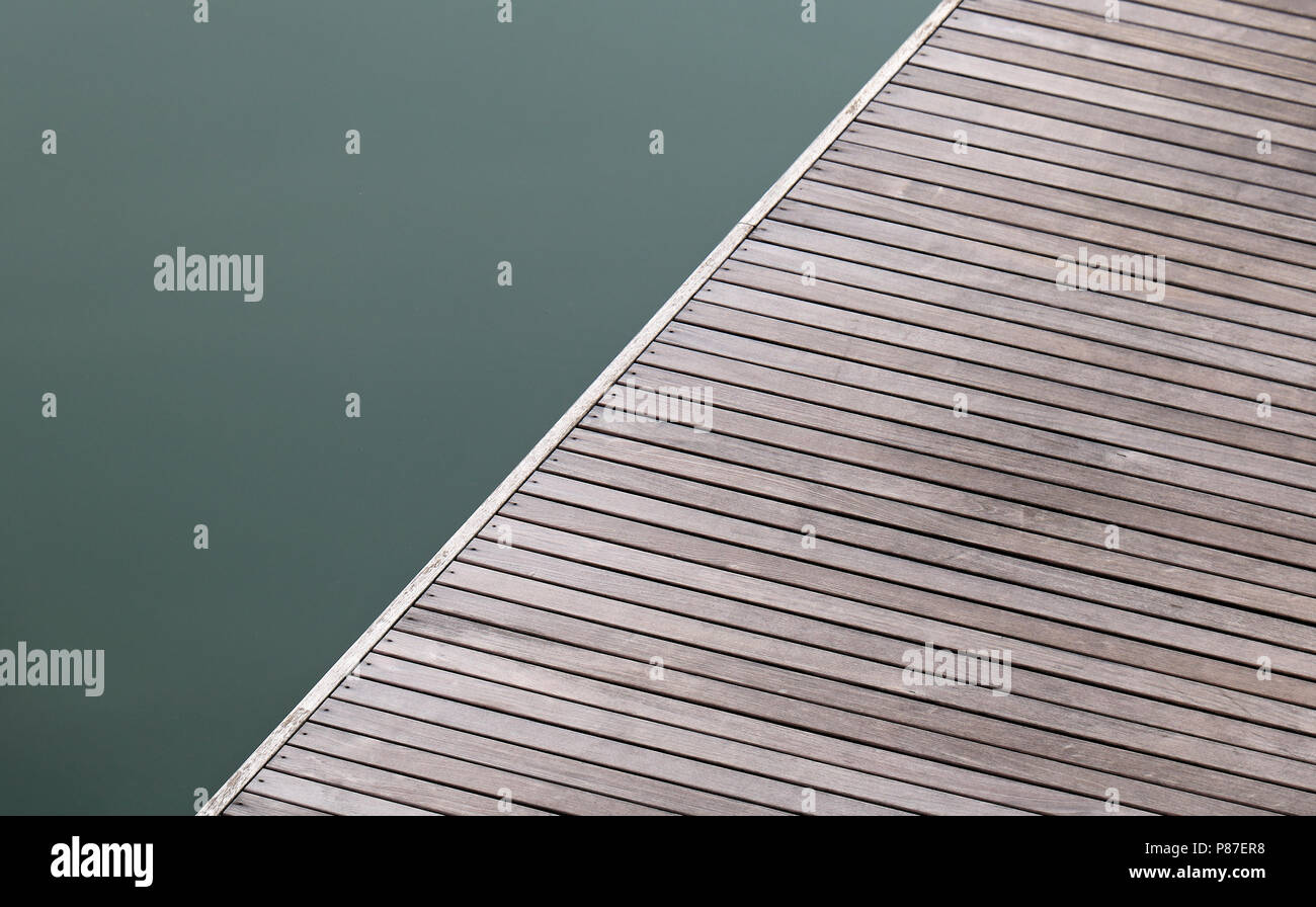 Holzrahmen Plattform der Swimmingpool außen Stockfoto