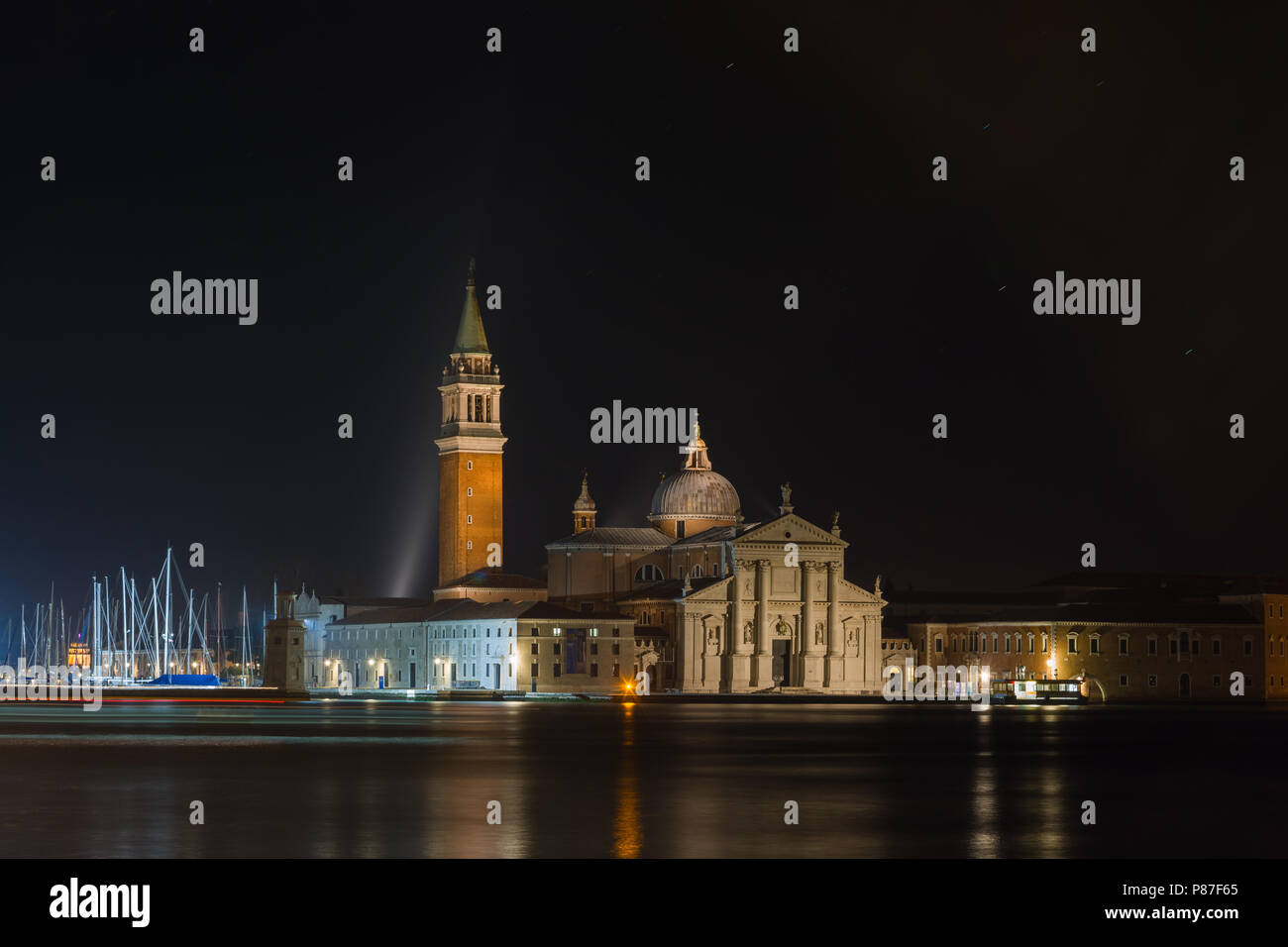Die Insel San Giorgio Maggiore bei Nacht Stockfoto