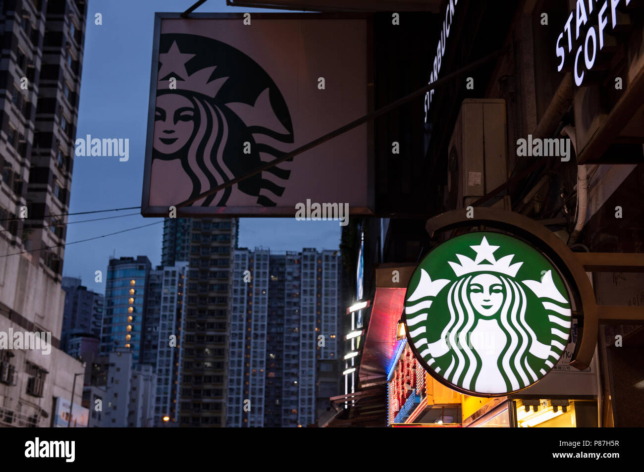 Amerikanischen multinationalen Kette Starbucks Kaffee Logo in Hongkong. Stockfoto