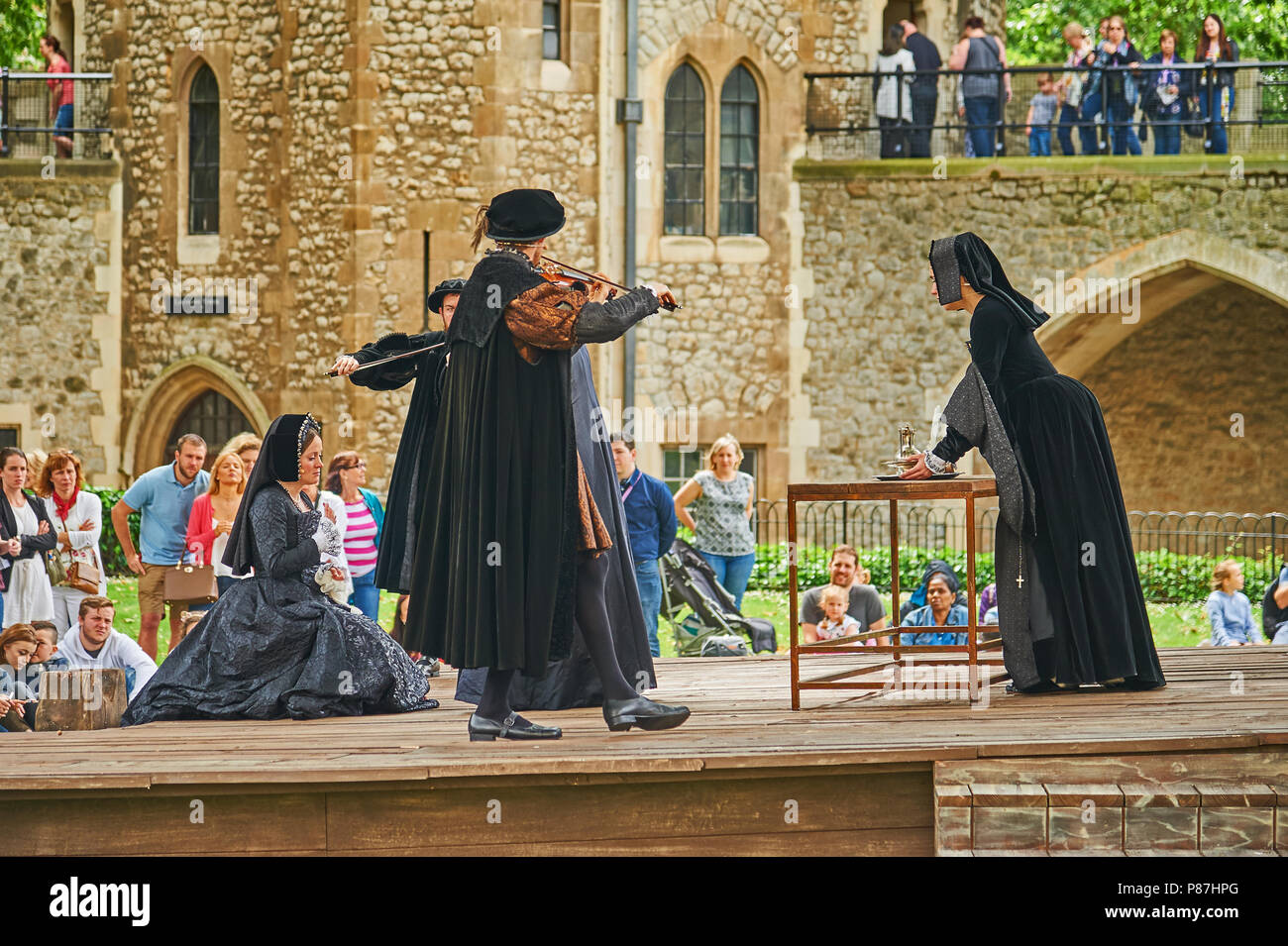 Schauspieler und Schauspielerinnen, die den Tod von Anne Boleyn vor der Touristen in den Tower von London Stockfoto