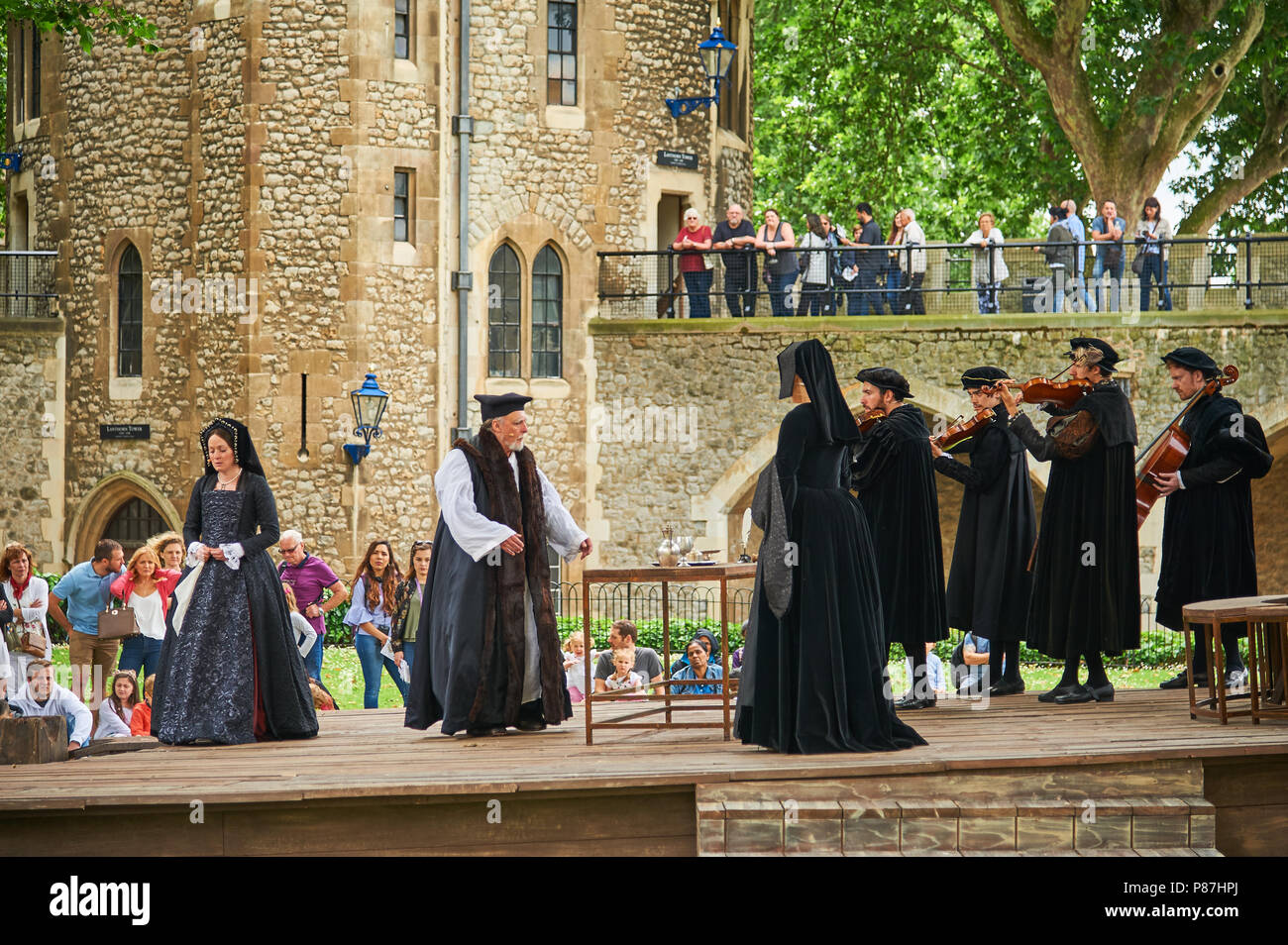 Schauspieler und Schauspielerinnen, die den Tod von Anne Boleyn vor der Touristen in den Tower von London Stockfoto