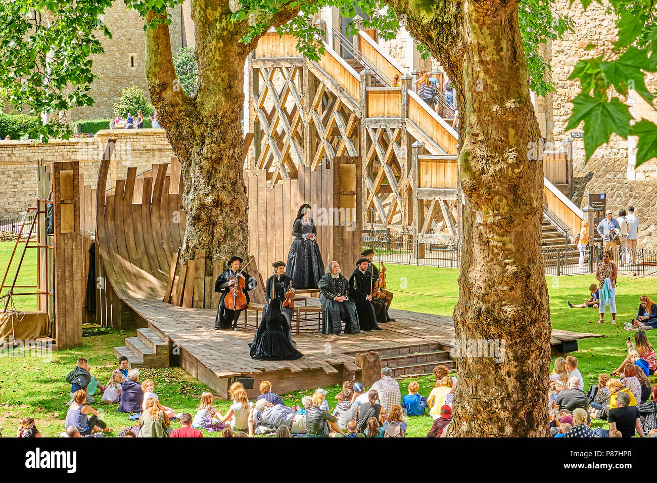 Schauspieler und Schauspielerinnen, die den Tod von Anne Boleyn vor der Touristen in den Tower von London Stockfoto