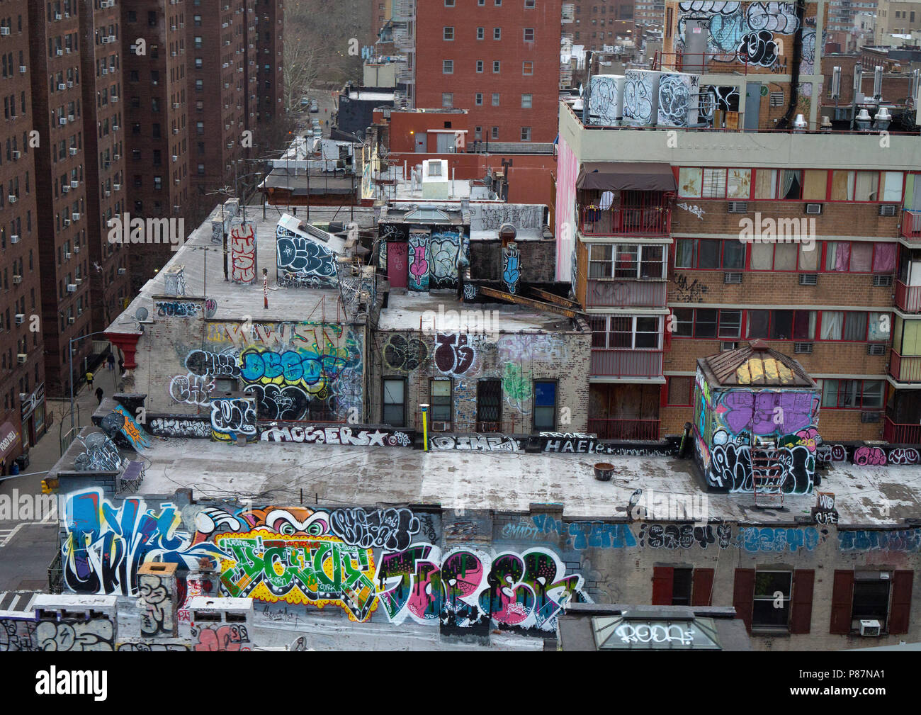 Graffities in Manhattan auf Residental Gebäude von oben Stockfoto