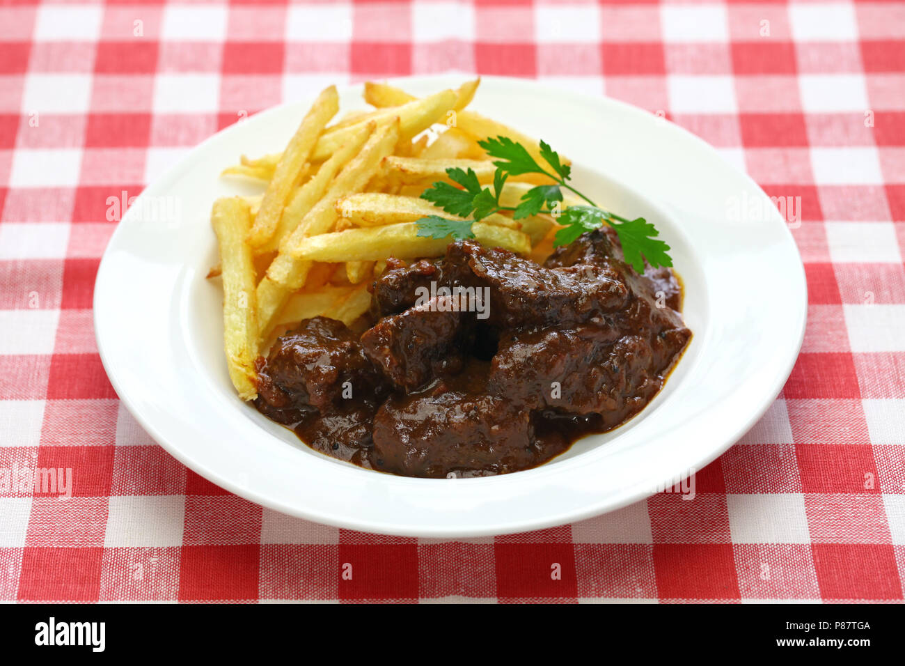 Carbonade flamande mit Pommes frites, flämischen Rindereintopf, belgische Küche Stockfoto