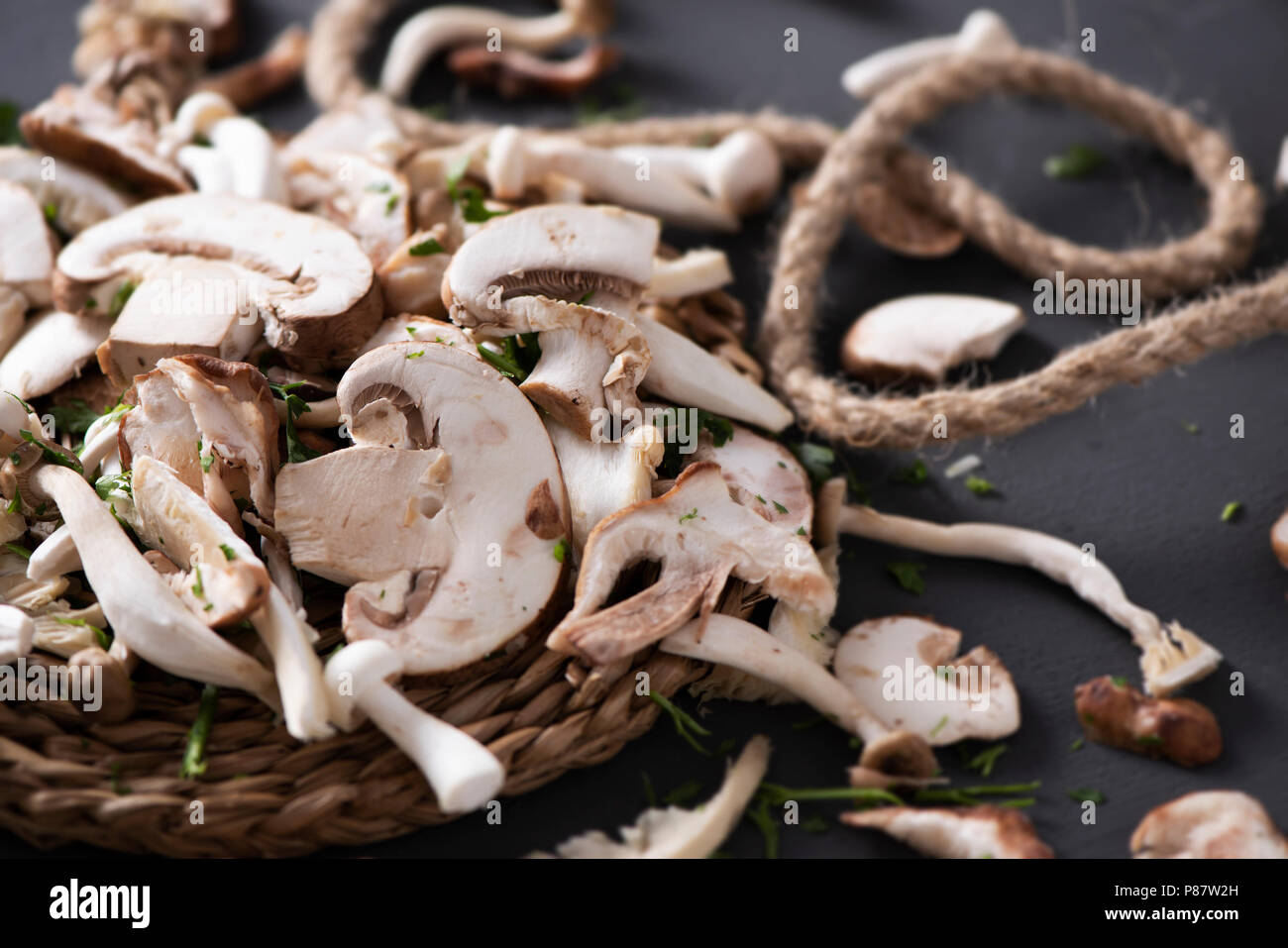 Nahaufnahme von einem Stapel von Raw gemischte Pilze, wie z. B. gemeinsame Champignons, Austernpilze und Shiitake, auf einem grauen rustikalen Holztisch Stockfoto