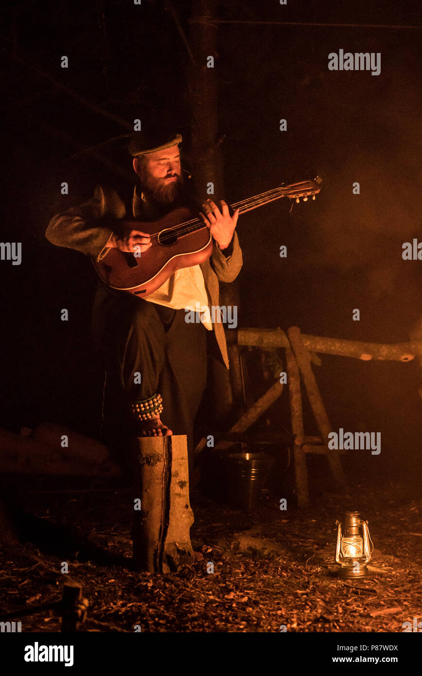 Nathaniel 'Nate' Mann klimpert seine Gitarre in der Sendung "Drei und Holz" Stockfoto
