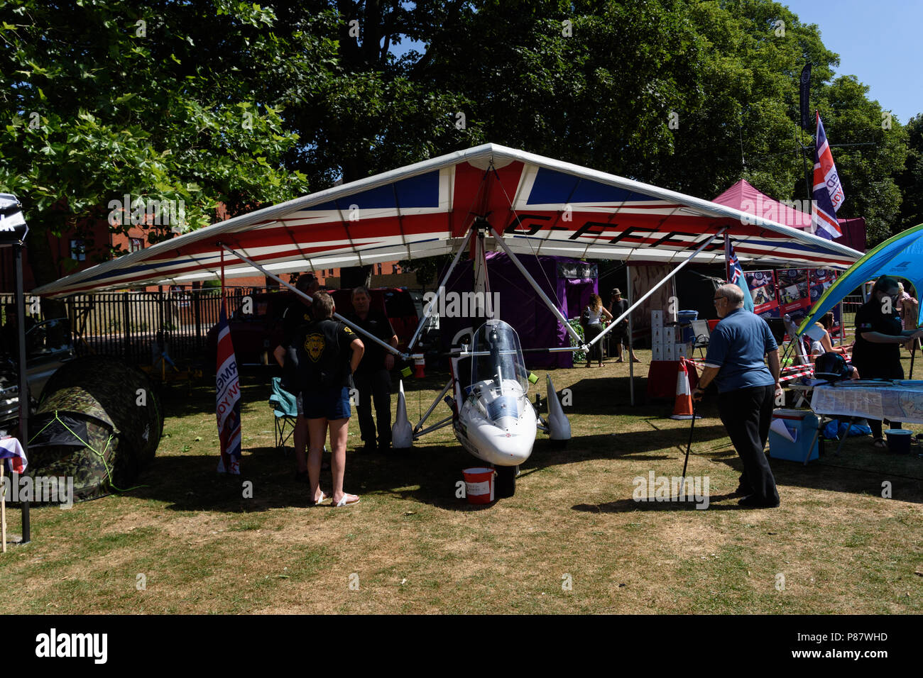 Ultraleichtflugzeug mit Union Jack wing Design für Nächstenliebe, das Geld für sich bemühen, Fonds auf Anzeige in Bradford-on-Avon Park für die Streitkräfte Wochenende verwendet Stockfoto