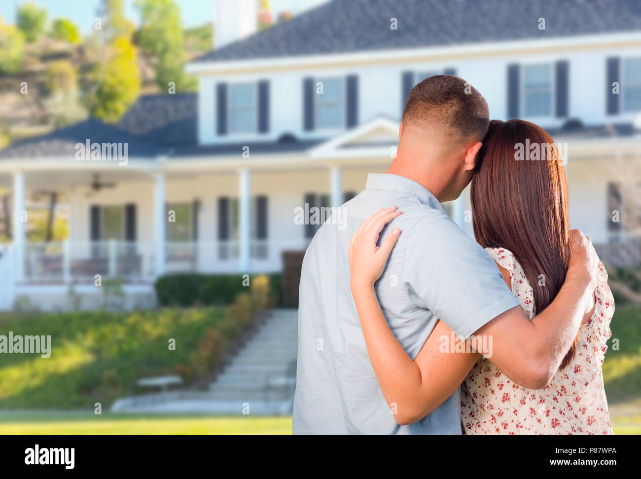 Herzlichen militärischen Paar an der schönen neuen Haus suchen. Stockfoto