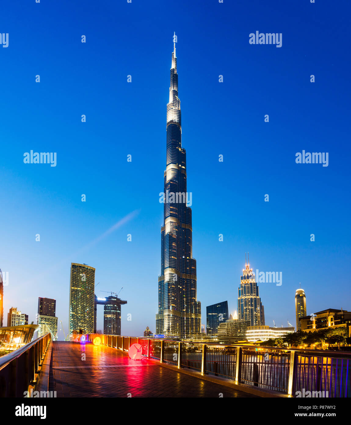Dubai, Vereinigte Arabische Emirate - 18. Mai 2018: Burj Khailfa, das höchste Gebäude der Welt, hoch über der Innenstadt von Dubai bei Nacht Stockfoto