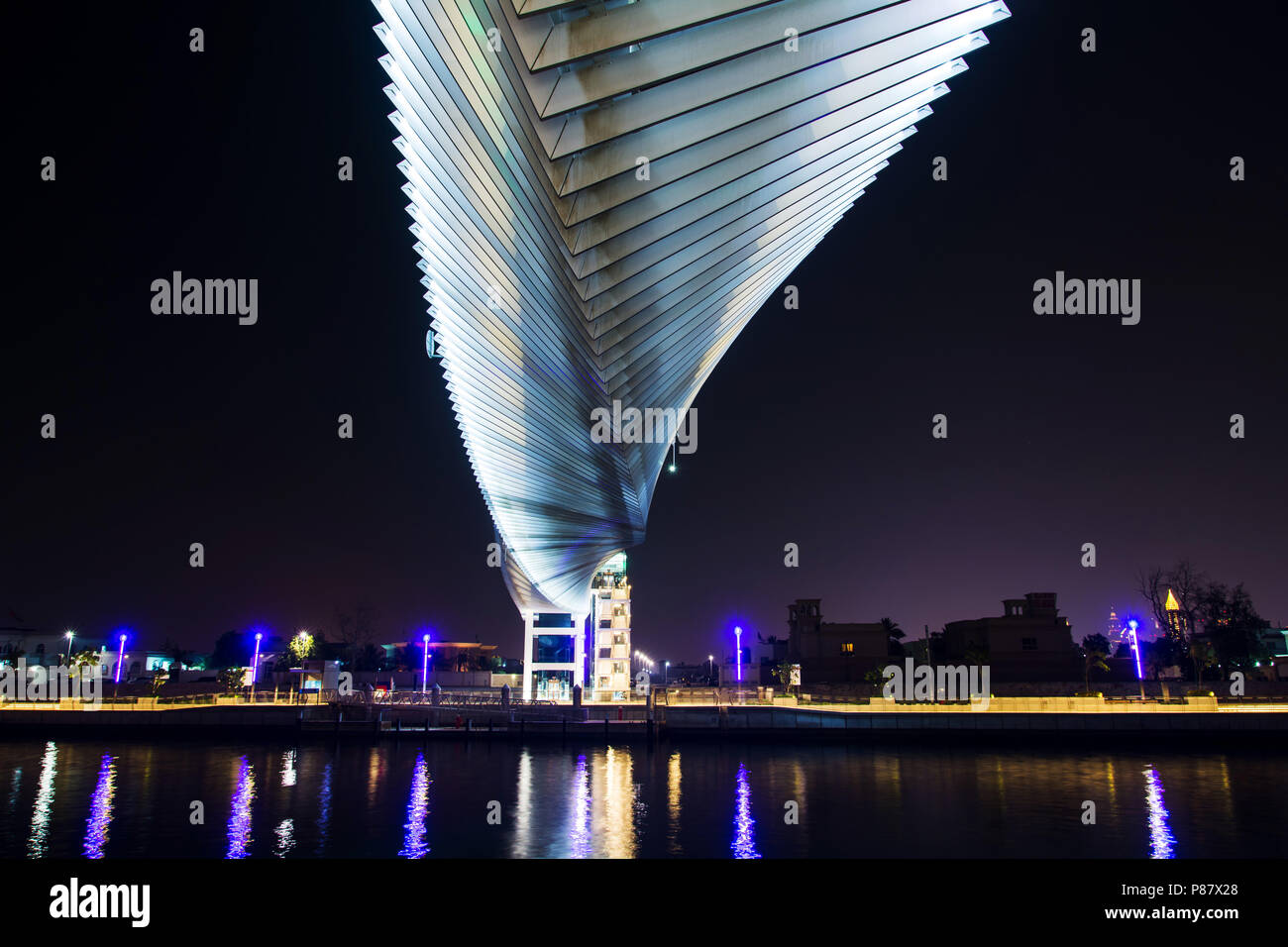 Dubai, Vereinigte Arabische Emirate - 31. Mai 2018: Dubai Wasser Kanal moderne Fußgängerbrücke in das Wasser in der Nacht wider Stockfoto