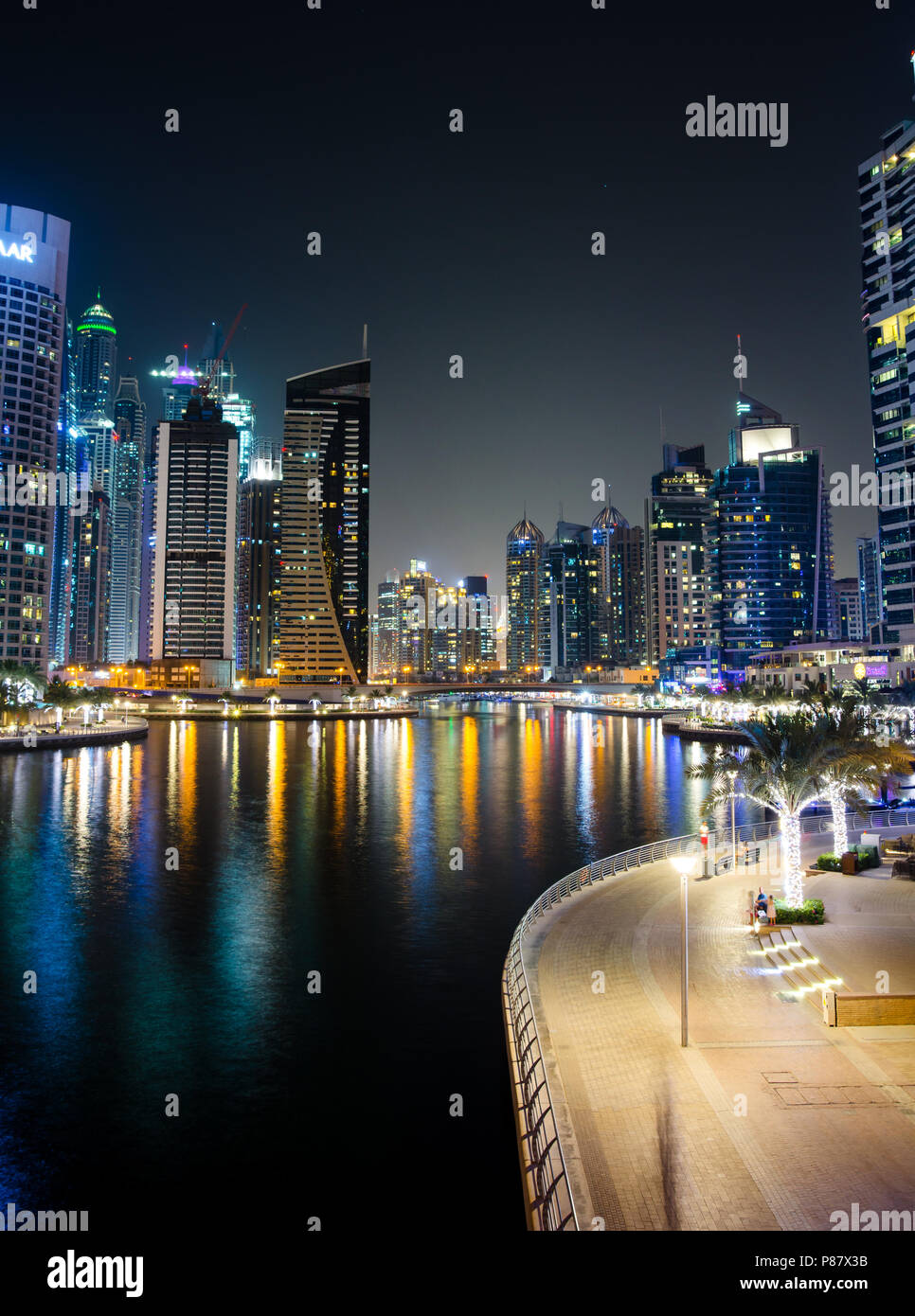 Dubai, Vereinigte Arabische Emirate - Juni 6, 2018: Dubai Marina modern und glänzenden Wolkenkratzern im Wasser spiegelt in der Nacht Stockfoto