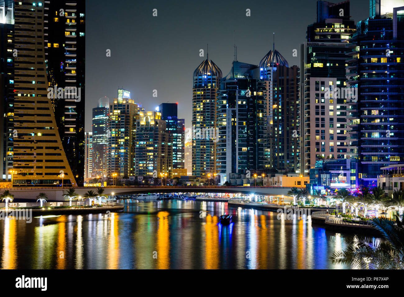 Dubai, Vereinigte Arabische Emirate - Juni 6, 2018: Dubai Marina modern und glänzenden Wolkenkratzern im Wasser spiegelt in der Nacht Stockfoto