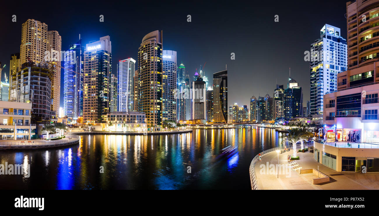Dubai, Vereinigte Arabische Emirate - Juni 6, 2018: Panorama der Dubai Marina modern und glänzenden Wolkenkratzern im Wasser in der Nacht wider Stockfoto