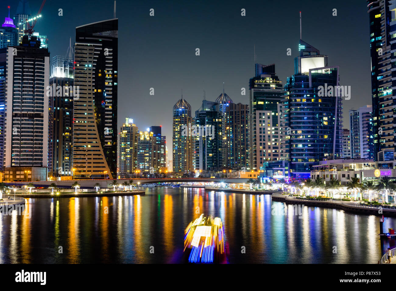 Dubai, Vereinigte Arabische Emirate - Juni 6, 2018: Dubai Marina modern und glänzenden Wolkenkratzern im Wasser spiegelt in der Nacht Stockfoto