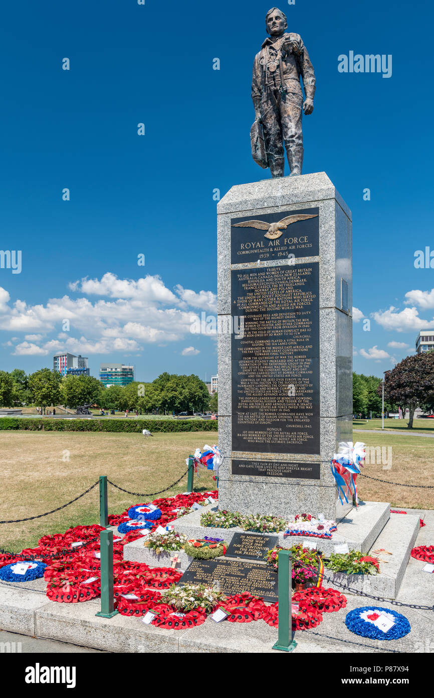 Das Denkmal, der Royal Air Force und Commonwealth & Allied Air Forces gewidmet, geschmückt mit Kränze in South Devon Plymouth Hoe. Stockfoto