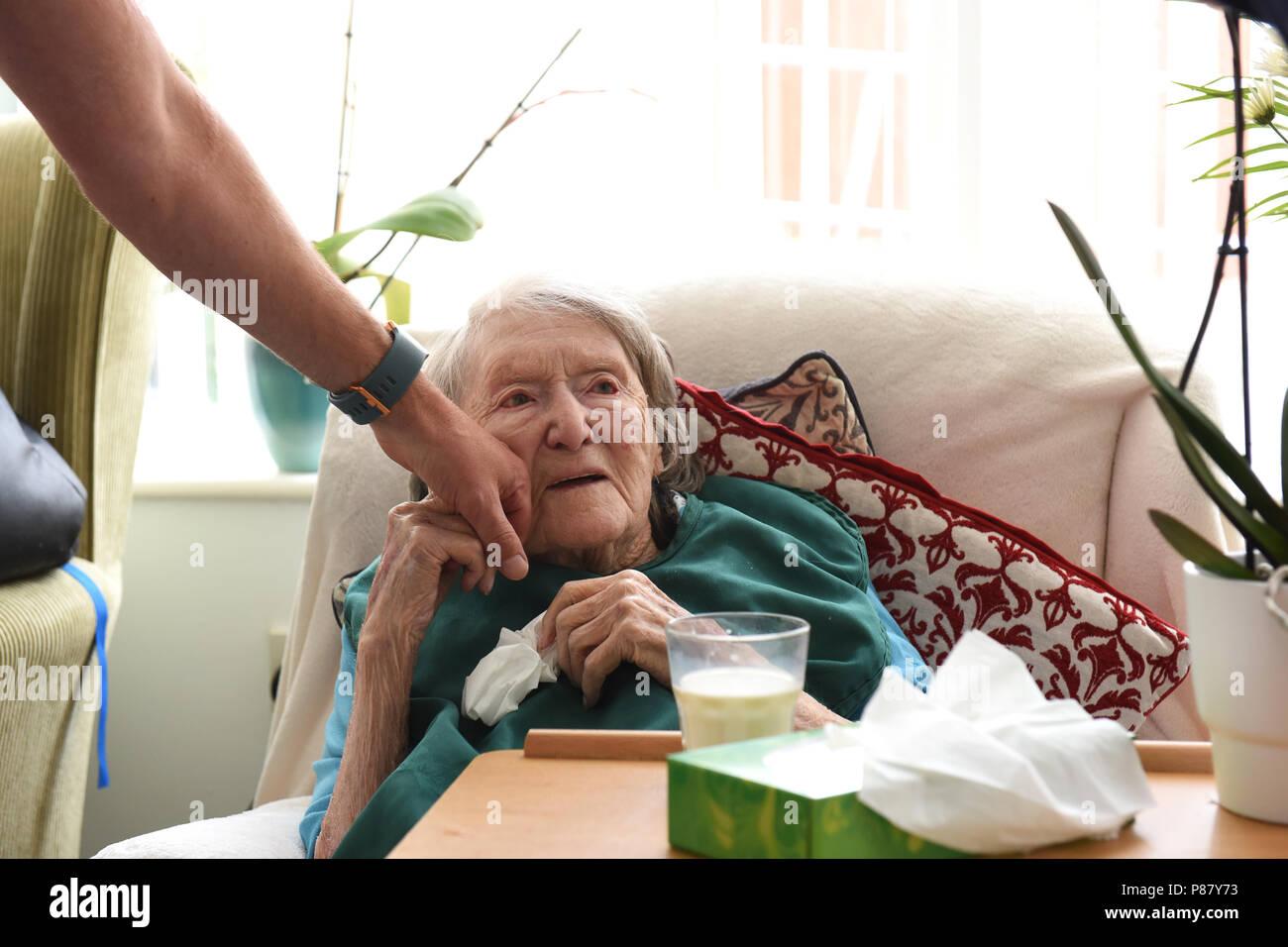 Ältere Dame im Alter von 103 Jahren Gefühl, ein Verwandter Hand in Care Home Großbritannien hundertjährigen 100 Jahre alt Stockfoto