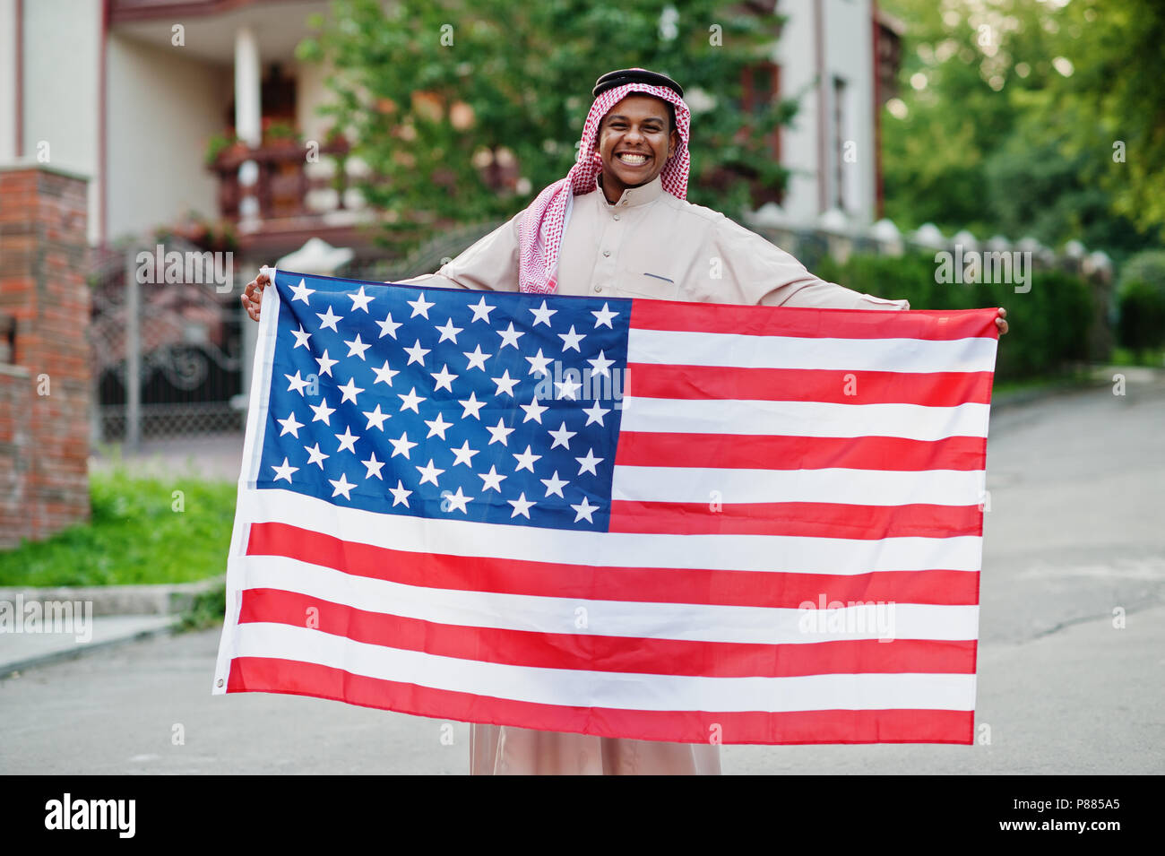 Im Nahen und Mittleren Osten arabischer Mann auf der Straße mit USA-Flagge gestellt. Amerika und arabischen Ländern Konzept. Stockfoto