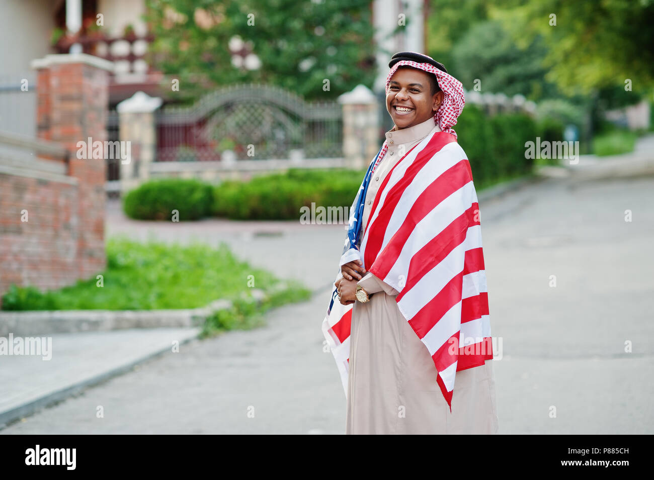 Im Nahen und Mittleren Osten arabischer Mann auf der Straße mit USA-Flagge gestellt. Amerika und arabischen Ländern Konzept. Stockfoto