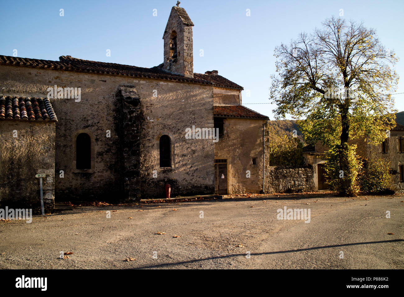 Mittelalterliche Kirche in der Ortschaft St Gregoire, Teil der Gemeinde Varen, Tarn-et-Garonne, Royal, Frankreich in den Nachmittag im Herbst Stockfoto