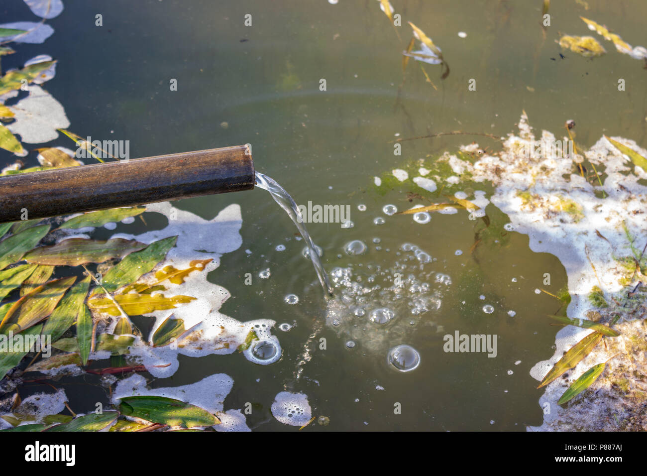 Reine kaltes Wasser aus dem Ogalla Aquifer ist in ein Lager Tank in der Sandhills von Nebraska gepumpt. Die Sandhills sind einzigartig nach Nebraska. Stockfoto