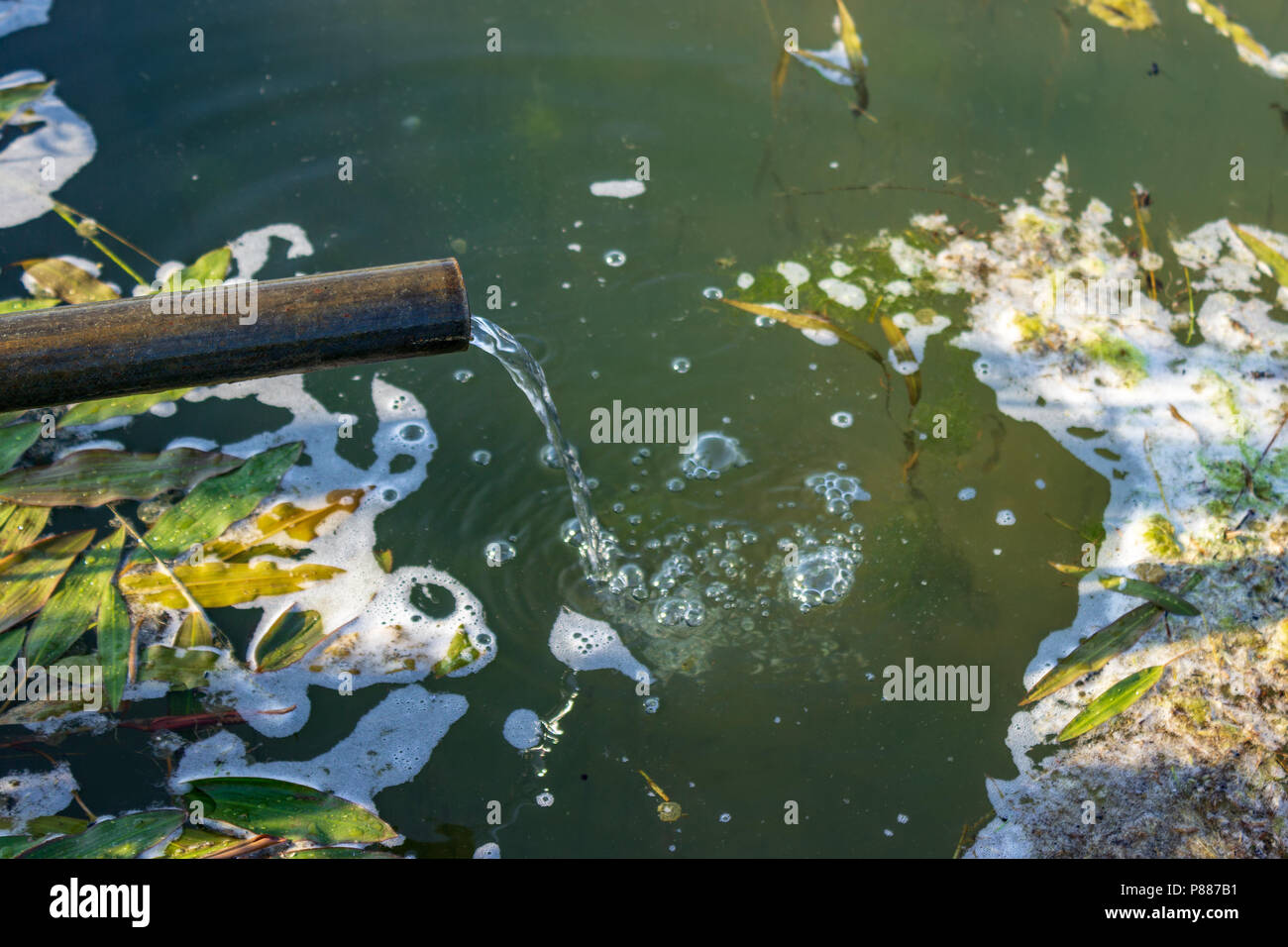 Reine kaltes Wasser aus dem Ogalla Aquifer ist in ein Lager Tank in der Sandhills von Nebraska gepumpt. Die Sandhills sind einzigartig nach Nebraska. Stockfoto