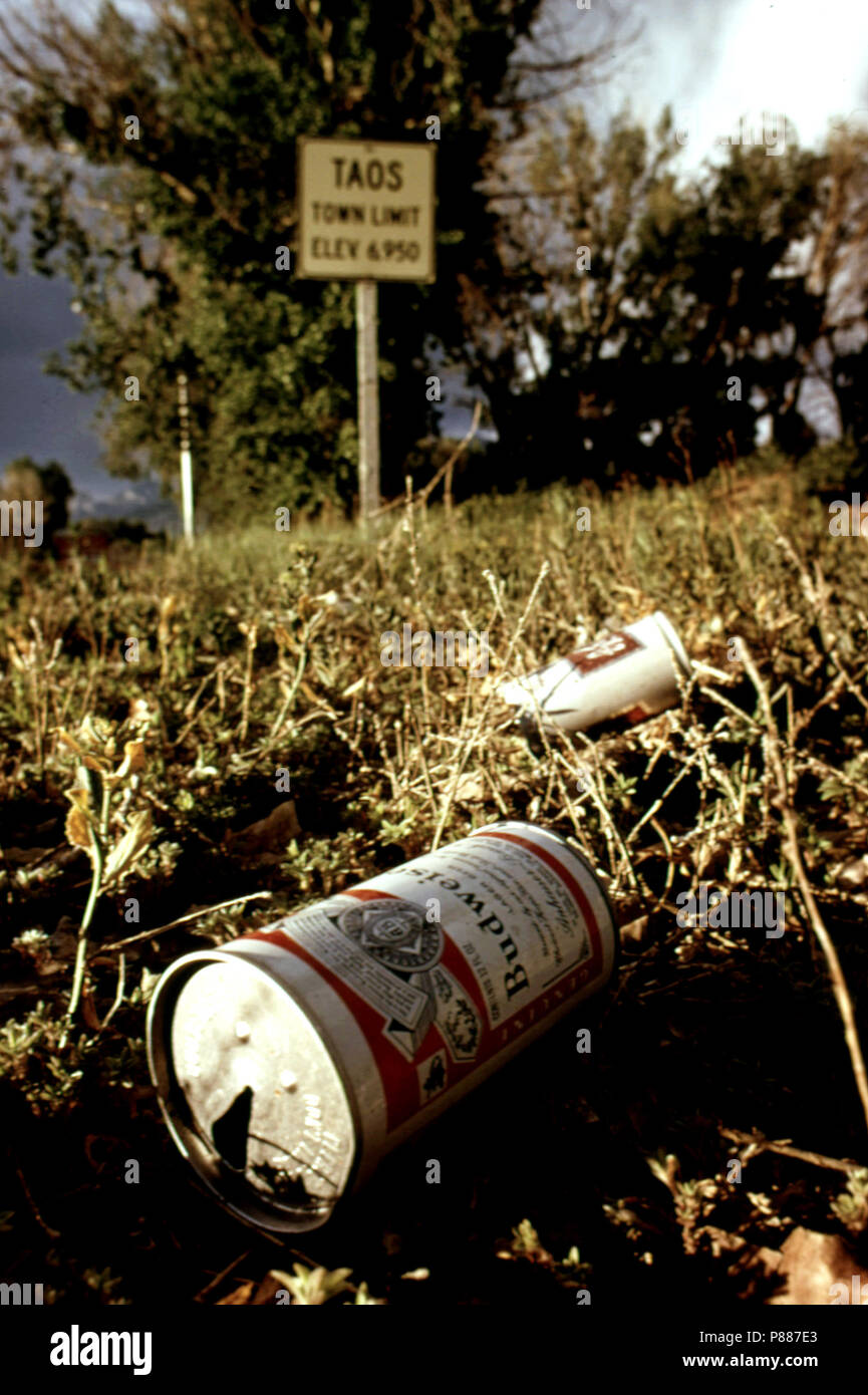 Leere Stahl Bier und alkoholfreie Getränke Dosen, Wurf die Landschaft könnte ein Blick auf die Vergangenheit, wenn die experimentelle Häuser von Ihnen in der Nähe von Taos, New Mexico gebaut, populär geworden. 70 k Dosen sind erforderlich Stockfoto