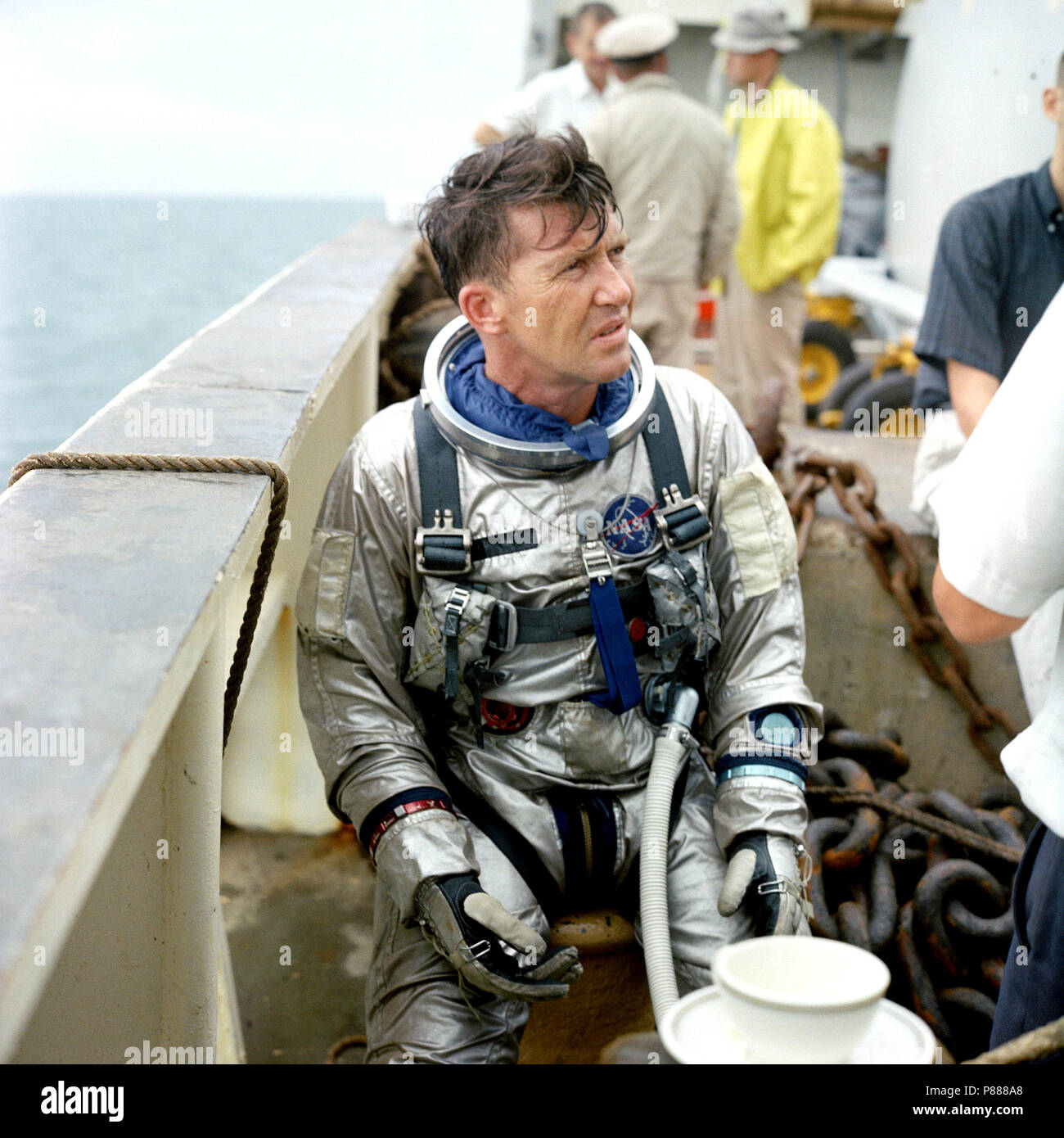 M. Astronaut Walter Schirra jr., Gemini-6 Prime crew Befehl Pilot, wird an Bord der NASA abgebildeten Schiff Retriever während Wasser egress Ausbildung in den Golf von Mexiko. Stockfoto