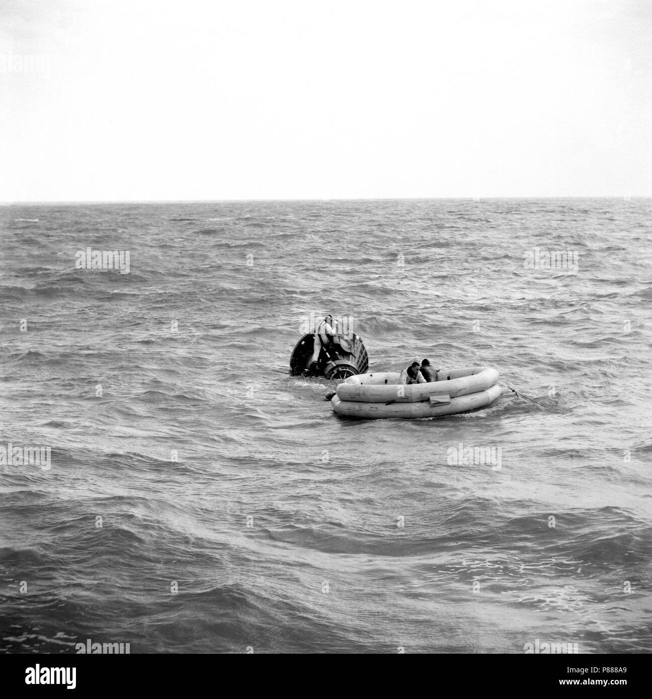 Beide Mitglieder der Gemini-Titan 3 Prime crew Ausstieg durch die Links, oder der Befehl Pilot, Hatch in den Golf von Mexiko während spezialisierte Ausbildung in der Ausstieg aus der Gemini Raumschiff. Stockfoto