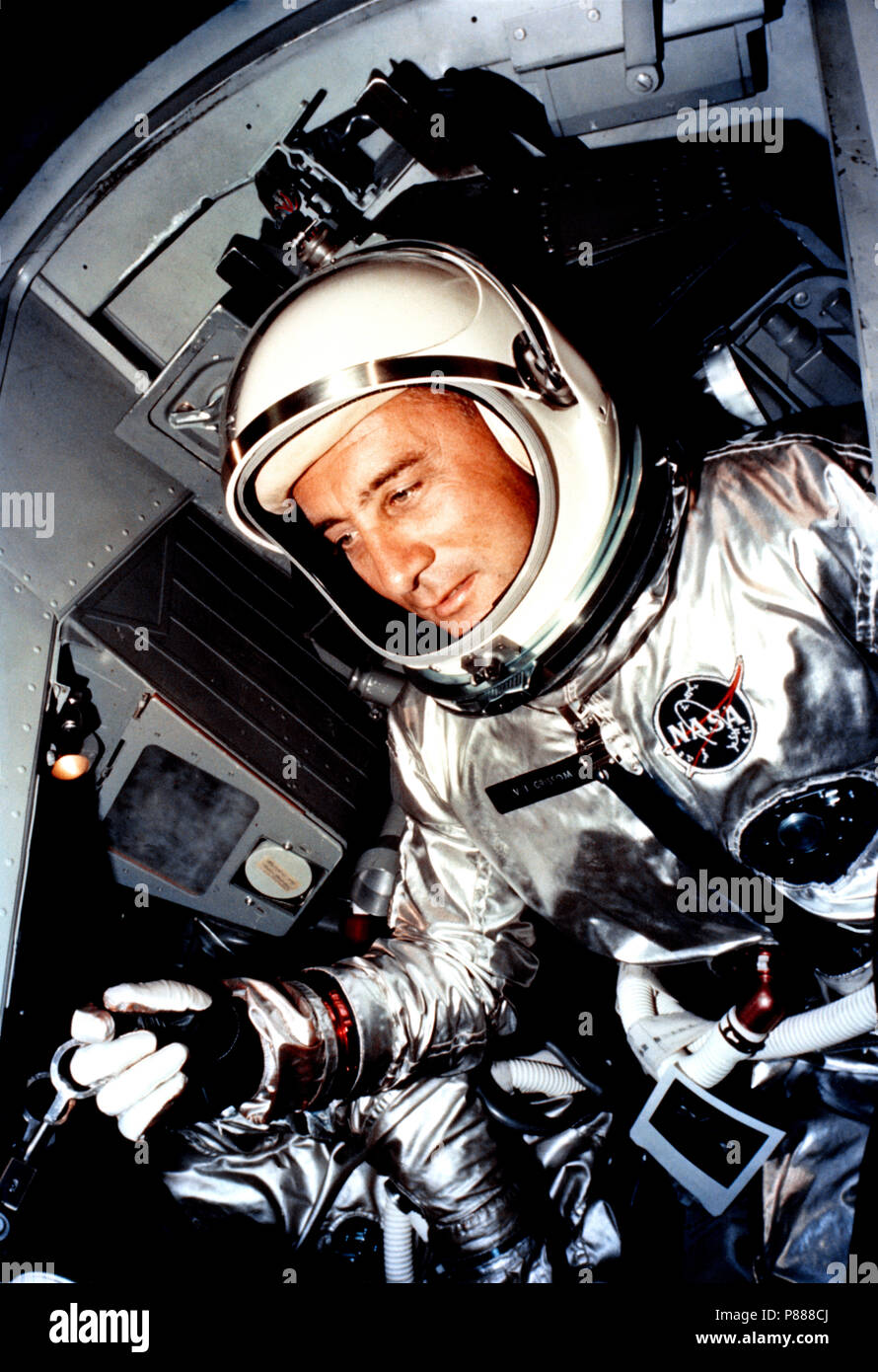 I. Astronaut Virgil Grissom, der Befehl Pilot des Gemini-Titan 3 (GT-3) Raumfahrt, ist in der GT-3 kurz vor den Luken vor gesichert werden angezeigt Stockfoto