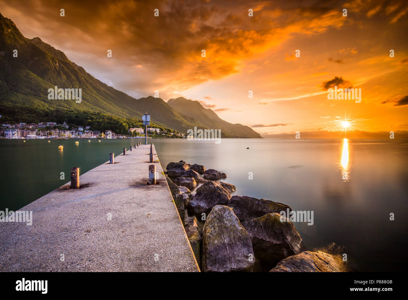 Sonnenuntergang am Hafen Wallis Stadt mit Schweizer Alpen in der Nähe von Montreux, Schweiz, Europa. Stockfoto