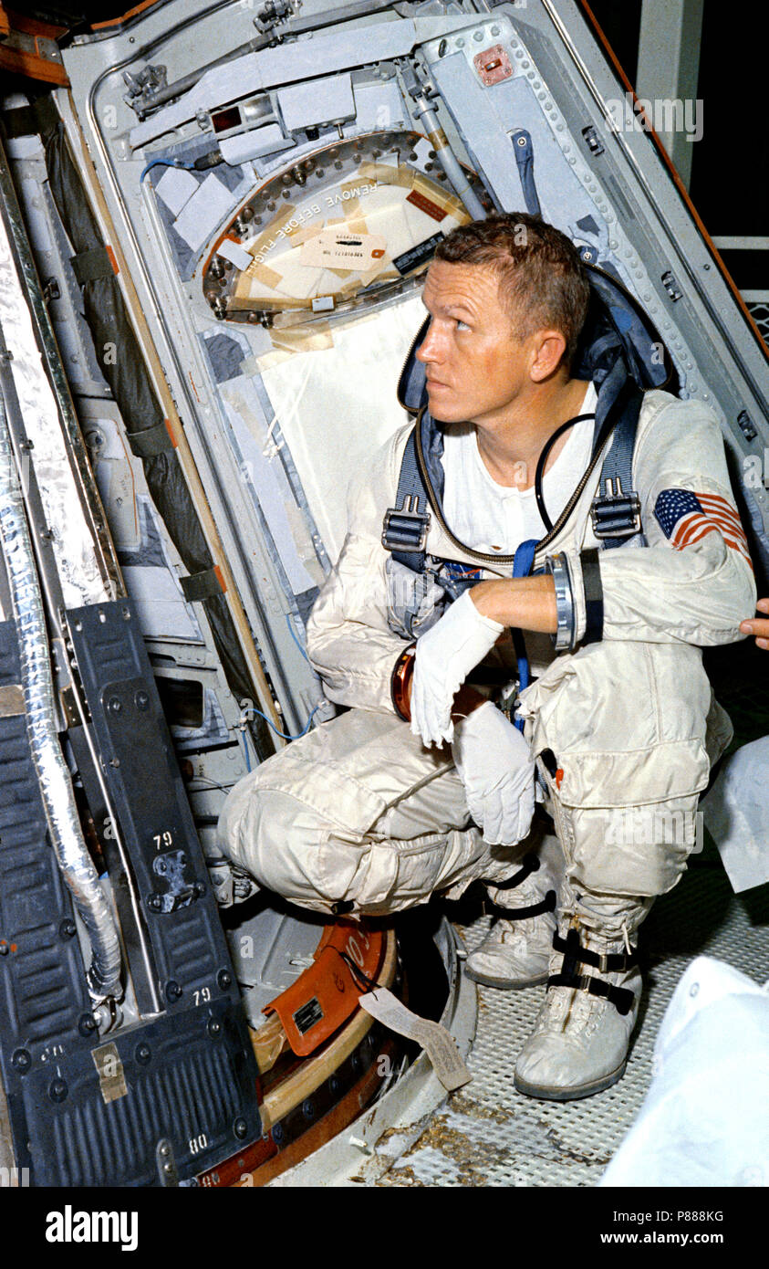 Astronauten Frank Borman, Befehl Pilot für den Gemini-7 Raumfahrt, schaut über das Gemini-7 Satelliten während Gewicht und Balance Tests Stockfoto