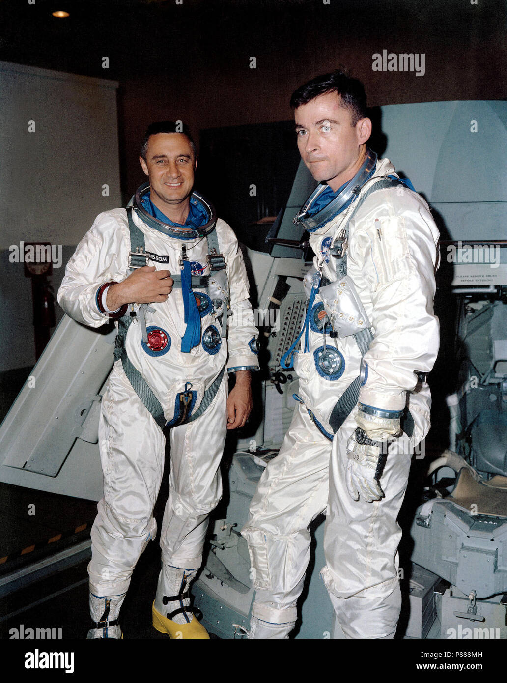 Die Gemini-Titan 3 prime Crew, Astronauten Virgil Grissom I (links), Befehl Pilot, und John W. Young, Pilot, sind während des Fluges simulation Test Tätigkeit gezeigt Stockfoto