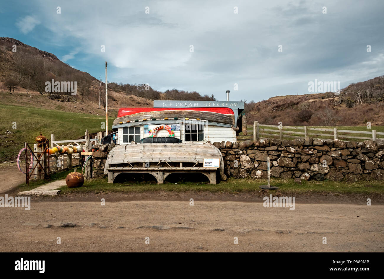 Bunte Eisdiele in der Nähe von Calgary Strand in Schottland Stockfoto