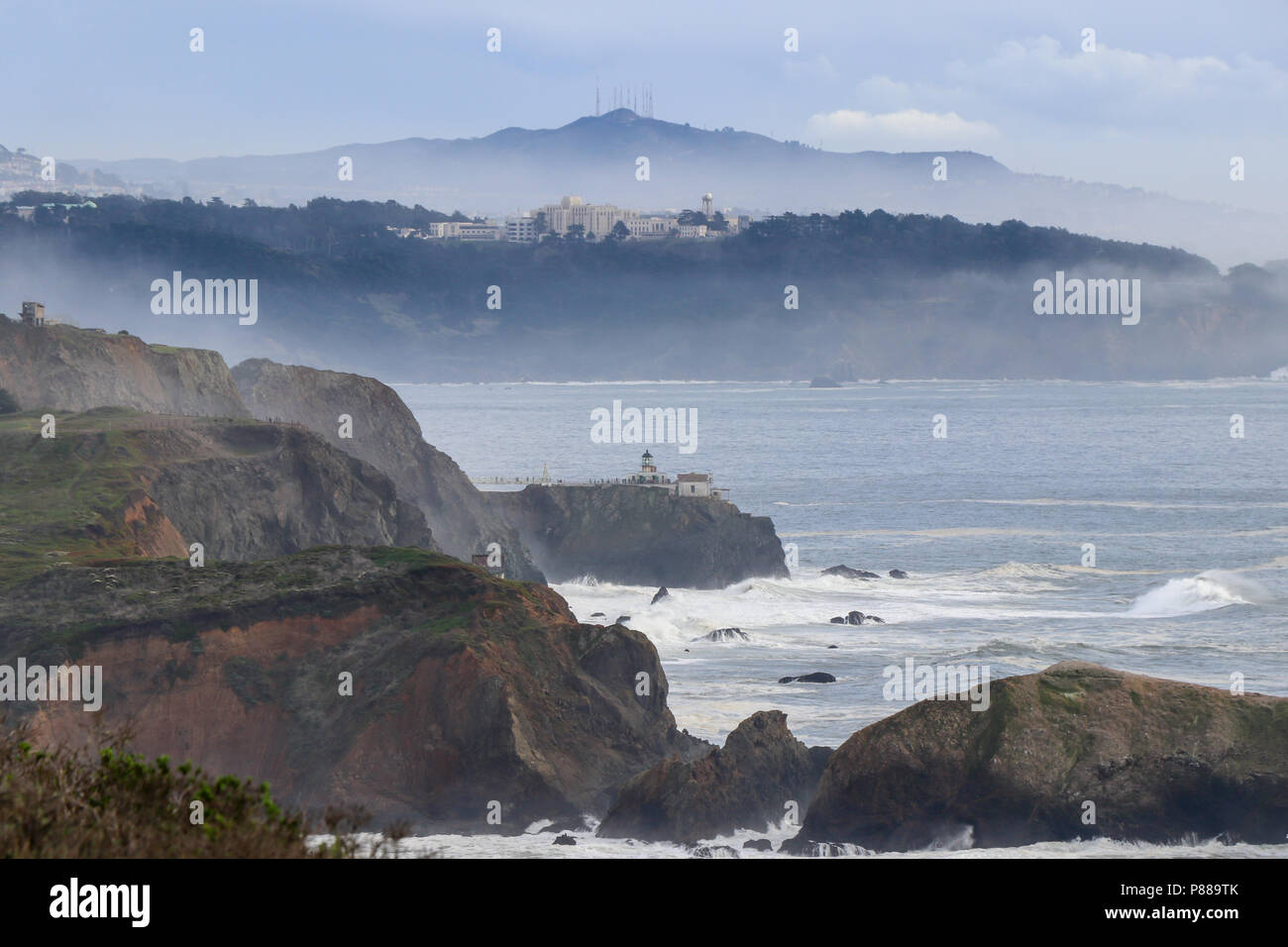 Blick nach Süden von den Marin Headlands bis zum Point Bonita Lighthouse mit dem Letterman Hospital in der Ferne. Stockfoto