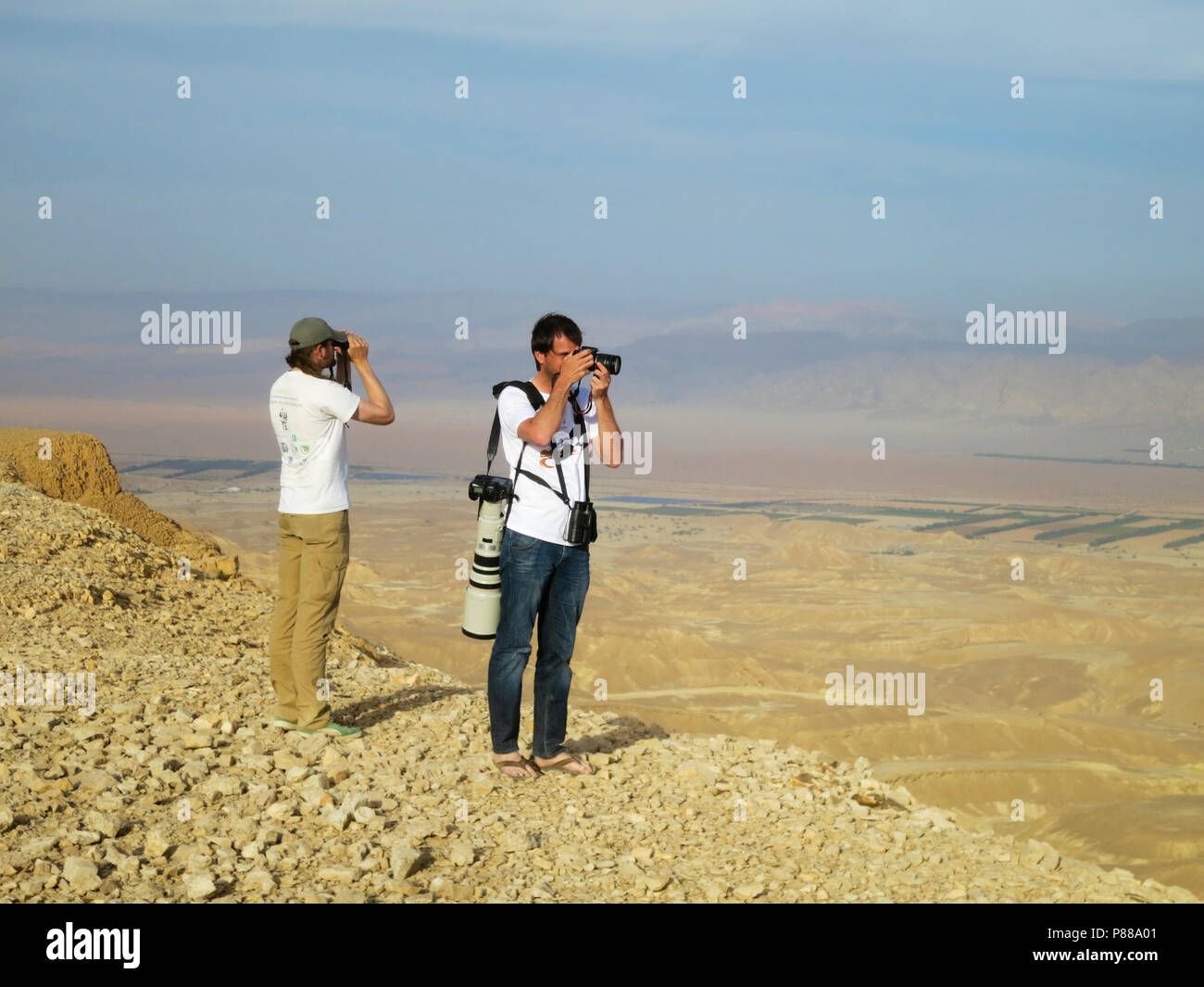 Mannen bekijken en fotograferen landschap vanuit uitkijkpunt; Männer genießen und fotografieren Landschaft vom View Point Stockfoto