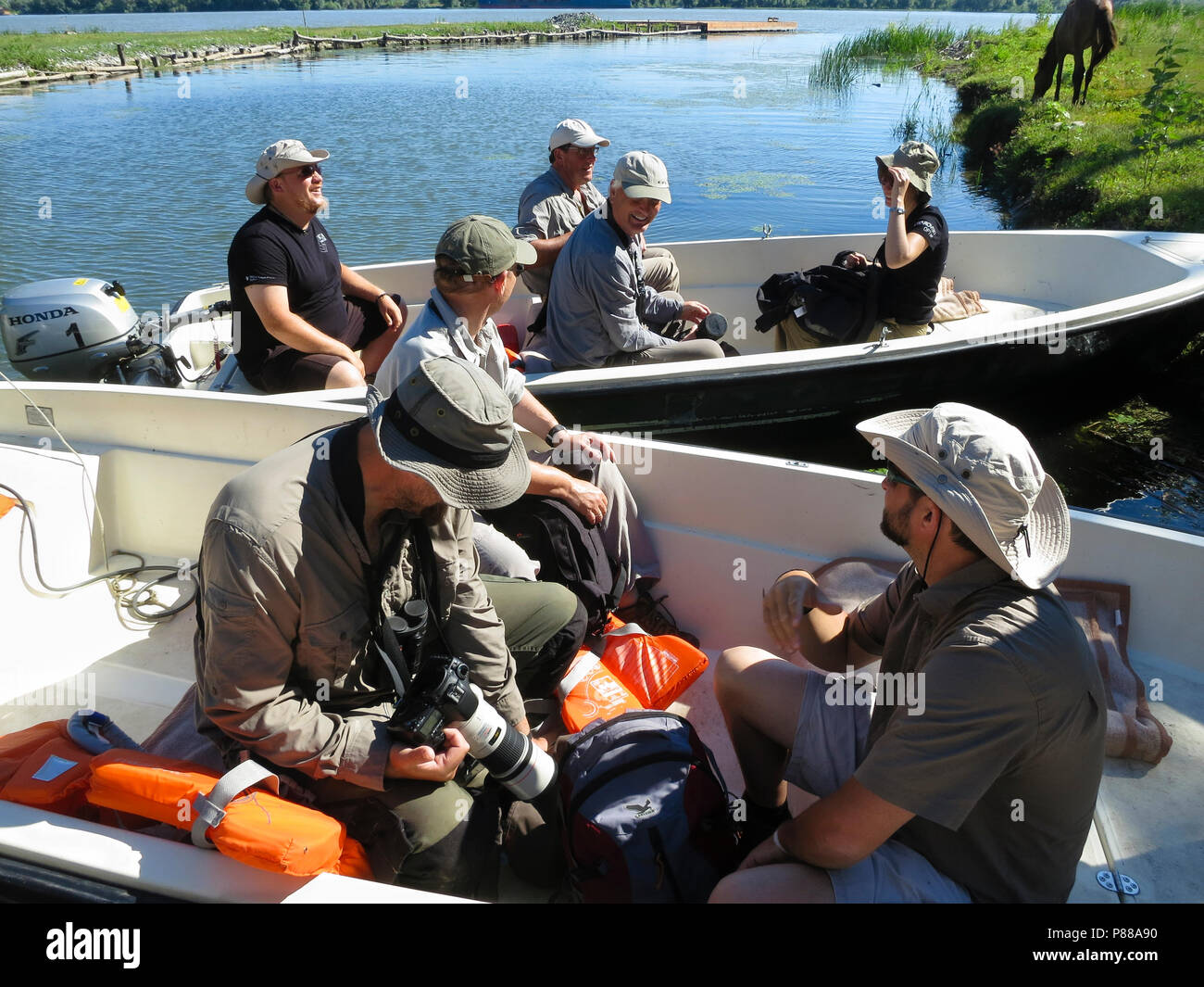 Mensen zittend in twee Boten; die Menschen sitzen in zwei Boote Stockfoto