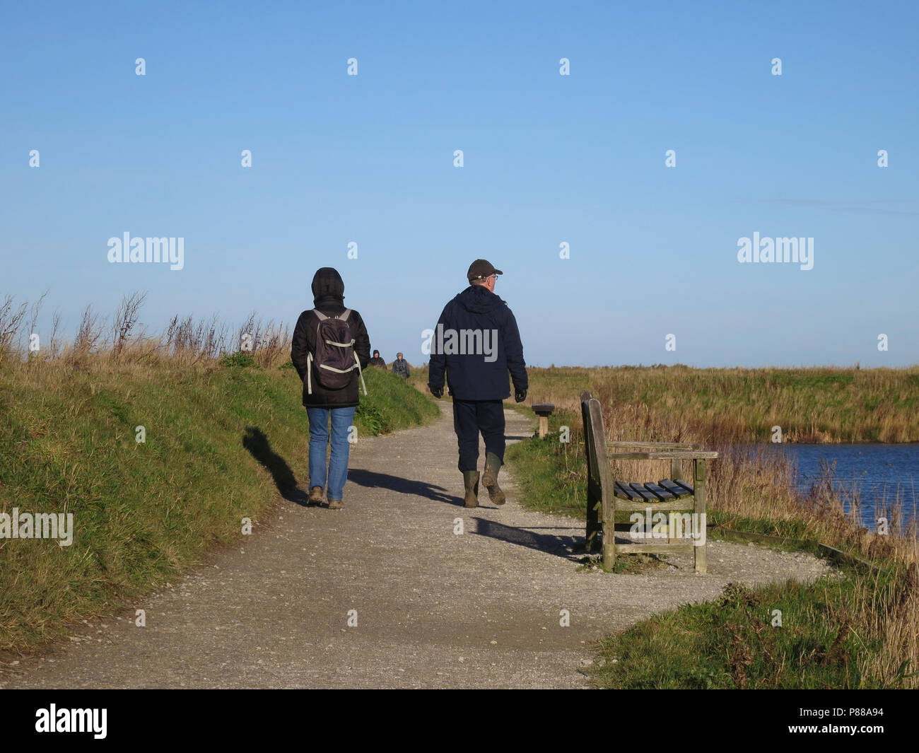 Stel wandelend in Natuurgebied; Paar Wandern im Naturschutzgebiet Stockfoto