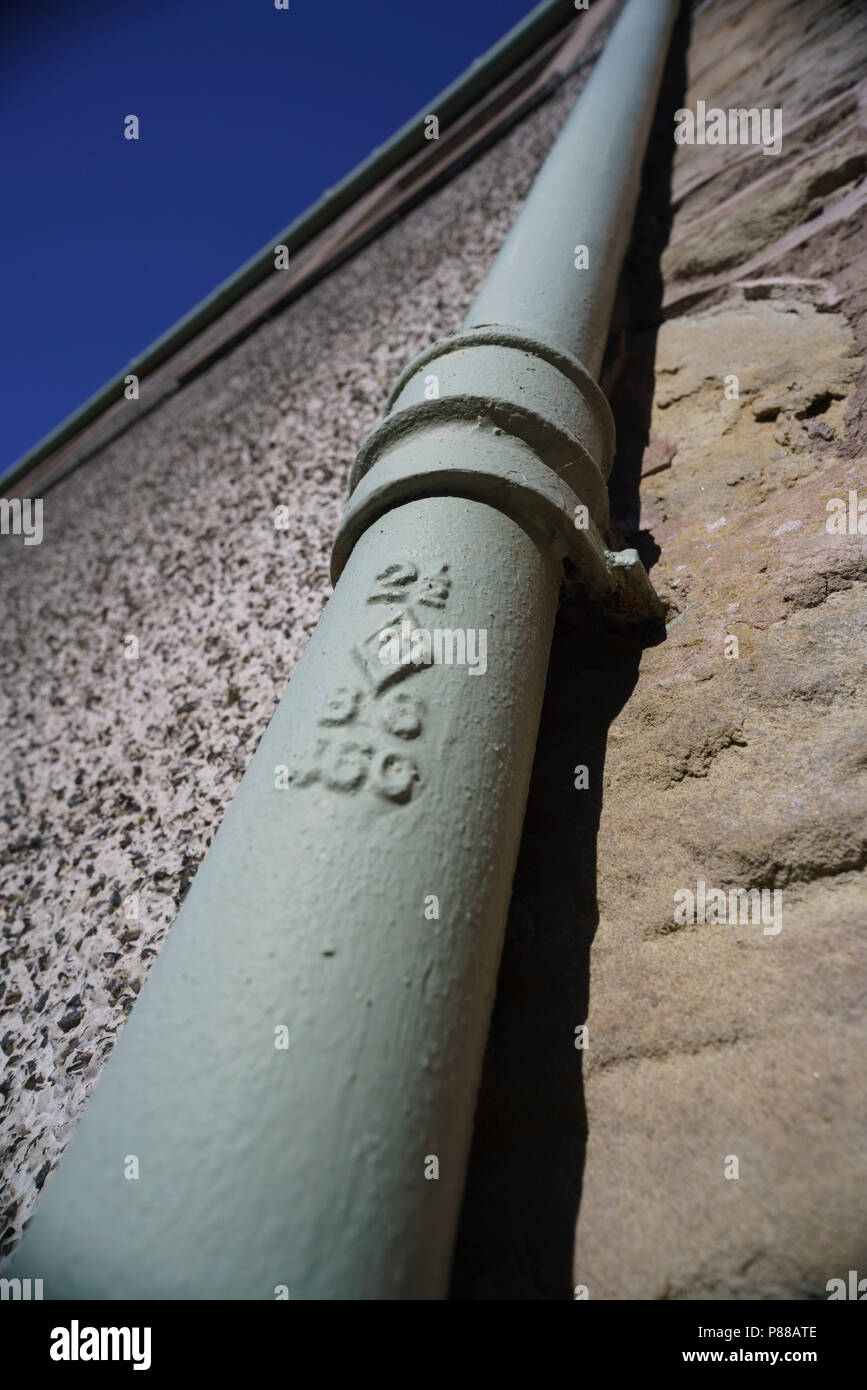 Gusseiserne Fallrohr aus dem Regenwasser Dachrinne Stockfoto