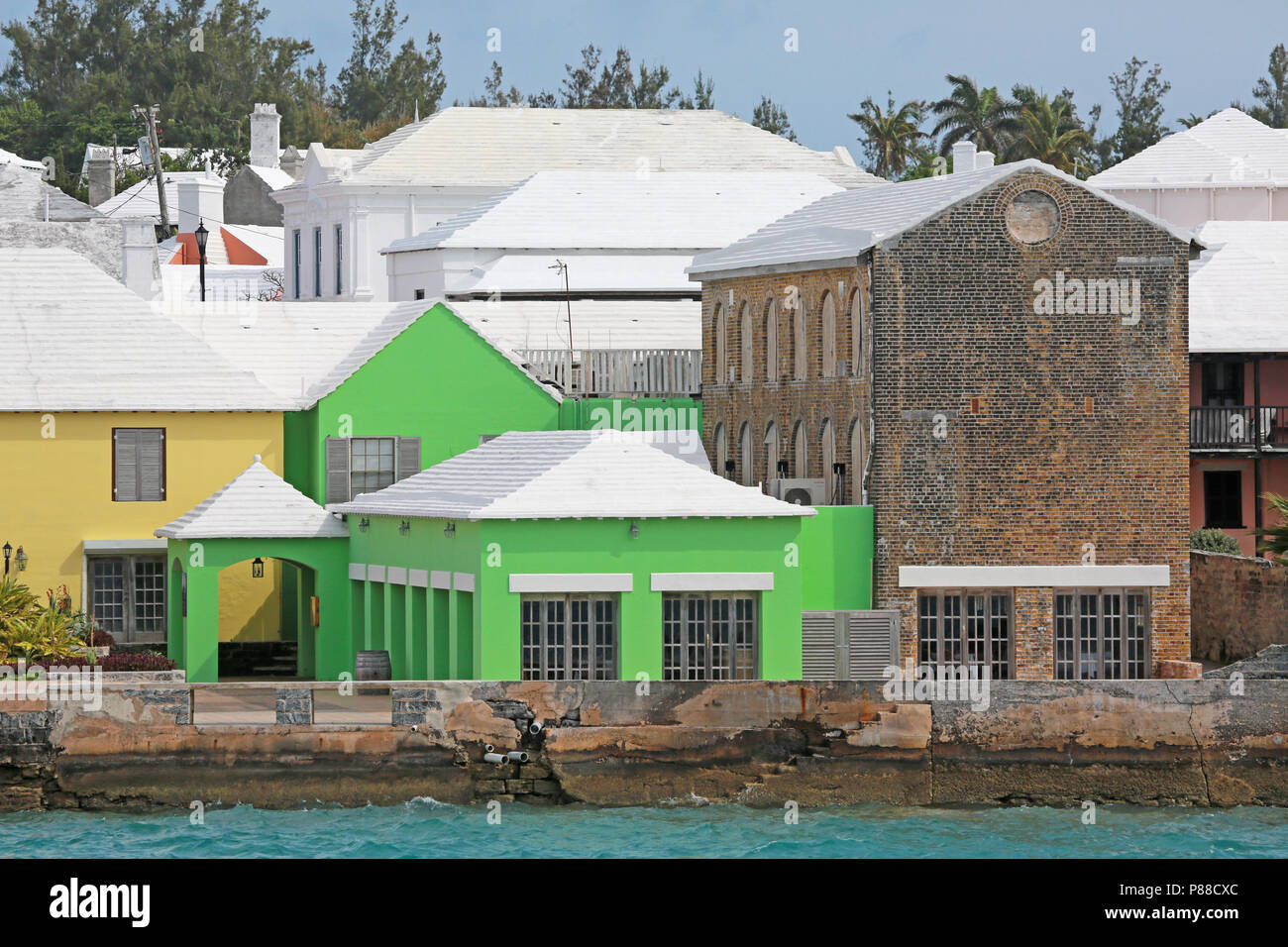 Attraktive farbenfrohe Gebäude entlang der Uferpromenade von St. George's Stockfoto