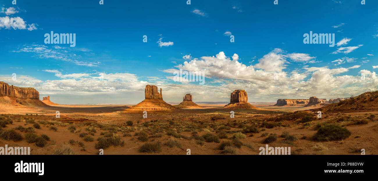 Monument Valley ist eine Region des Colorado Plateaus zeichnet sich durch ein Cluster von großen Sandstein Buttes, die größte erreichte 1.000 ft (300 m) über t Stockfoto